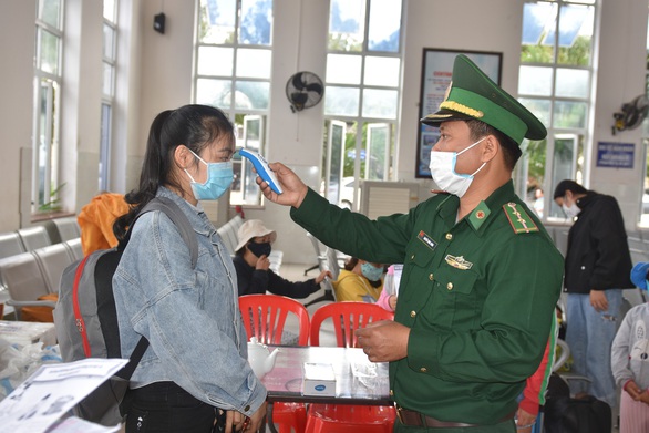 Bỏ qua nỗi lo COVID-19, du khách rạng rỡ đến Lý Sơn - Ảnh 2. Bỏ qua nỗi lo COVID-19, du khách rạng rỡ đến Lý Sơn - Ảnh 2.