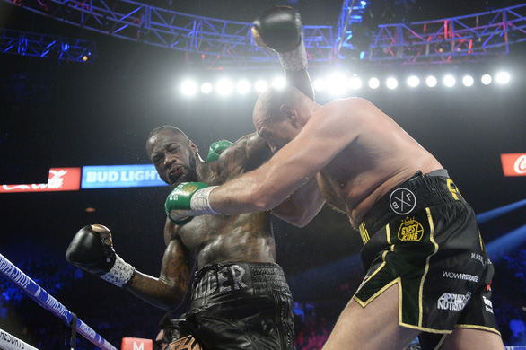 Fury hạ knock-out Wilder ở hiệp 7, giành đai WBC hạng nặng - Ảnh 6.