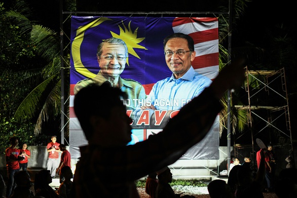Ông Mahathir được giữ lại làm thủ tướng lâm thời - Ảnh 2. Ông Mahathir được giữ lại làm thủ tướng lâm thời - Ảnh 2.