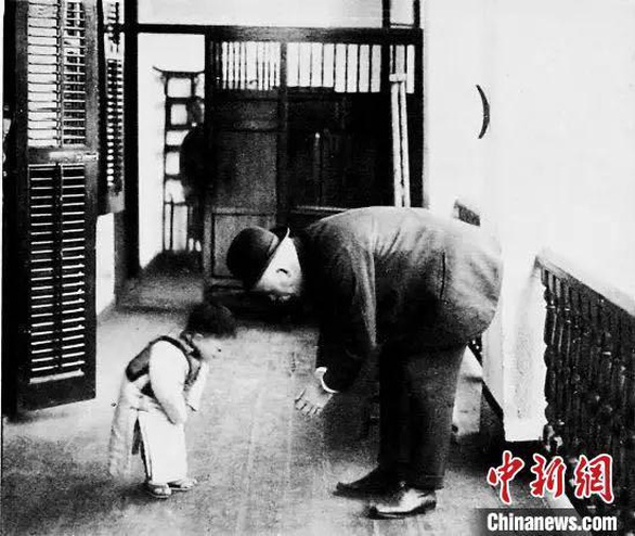 Cậu bé cúi chào cô y tá trước cổng bệnh viện, gọi cô là Mẹ y tá - Ảnh 2. Cậu bé cúi chào cô y tá trước cổng bệnh viện, gọi cô là Mẹ y tá - Ảnh 2.