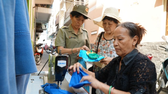 Chị em đất Sài Gòn xưa rào rào may khẩu trang vải phát miễn phí - Ảnh 4. Chị em đất Sài Gòn xưa rào rào may khẩu trang vải phát miễn phí - Ảnh 4.