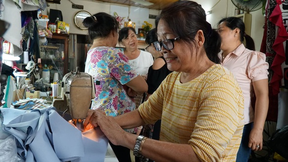 Chị em đất Sài Gòn xưa rào rào may khẩu trang vải phát miễn phí - Ảnh 1. Chị em đất Sài Gòn xưa rào rào may khẩu trang vải phát miễn phí - Ảnh 1.