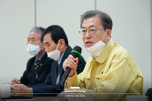 Tổng thống Hàn Quốc Moon Jae In họp tại Daegu ngày 25-2 để bàn giải pháp cụ thể chống dịch COVID-19 - Ảnh: YONHAP Tổng thống Hàn Quốc Moon Jae In họp tại Daegu ngày 25-2 để bàn giải pháp cụ thể chống dịch COVID-19 - Ảnh: YONHAP