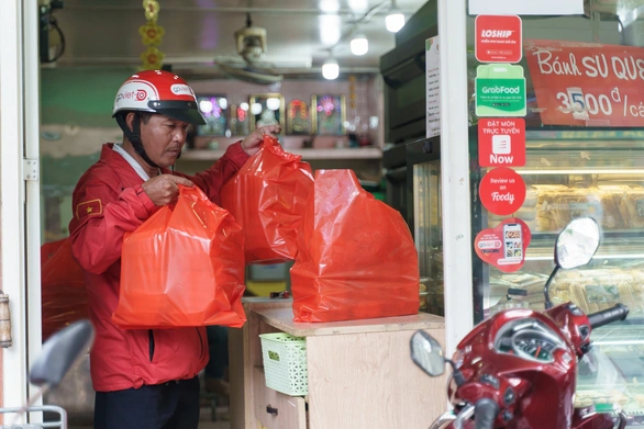 Thanh toán tiền mặt vẫn chiếm phần lớn khi mua hàng qua điện thoại - Ảnh 1. Thanh toán tiền mặt vẫn chiếm phần lớn khi mua hàng qua điện thoại - Ảnh 1.