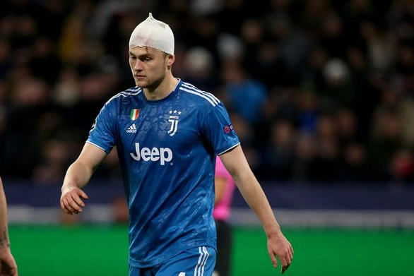 De Ligt được khen vì dù va chạm chảy máu đầu vẫn thi đấu kiên cường - Ảnh 3. De Ligt được khen vì dù va chạm chảy máu đầu vẫn thi đấu kiên cường - Ảnh 3.