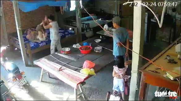 Làm rõ vụ con dâu và con trai đánh đập mẹ già 88 tuổi - Ảnh 1. Làm rõ vụ con dâu và con trai đánh đập mẹ già 88 tuổi - Ảnh 1.