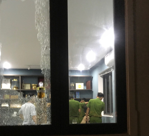Hàng chục thanh niên xông vào đập phá biệt thự của đại gia bất động sản - Ảnh 2. Hàng chục thanh niên xông vào đập phá biệt thự của đại gia bất động sản - Ảnh 2.