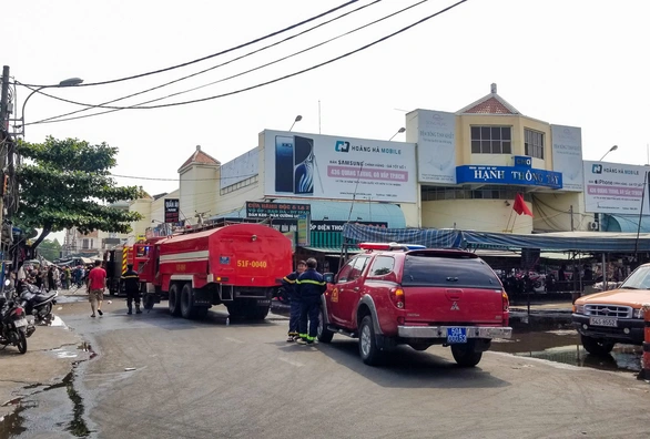 Cháy nhà ở chợ Hạnh Thông Tây, 2 người nhảy xuống đất từ lầu 2 - Ảnh 4. Cháy nhà ở chợ Hạnh Thông Tây, 2 người nhảy xuống đất từ lầu 2 - Ảnh 4.