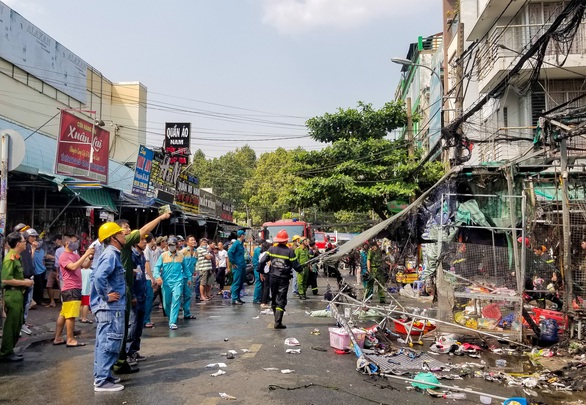 Cháy nhà ở chợ Hạnh Thông Tây, 2 người nhảy xuống đất từ lầu 2 - Ảnh 5. Cháy nhà ở chợ Hạnh Thông Tây, 2 người nhảy xuống đất từ lầu 2 - Ảnh 5.