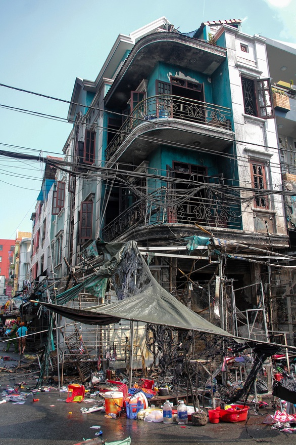 Cháy nhà ở chợ Hạnh Thông Tây, 2 người nhảy xuống đất từ lầu 2 - Ảnh 2. Cháy nhà ở chợ Hạnh Thông Tây, 2 người nhảy xuống đất từ lầu 2 - Ảnh 2.