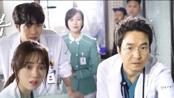Dr Romantic 2: Cuộc chiến bảo vệ y đức - Ảnh 3. Dr Romantic 2: Cuộc chiến bảo vệ y đức - Ảnh 3.
