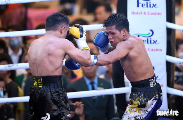 Võ sĩ Philippines sưng hết hai mắt sau trận tranh đai WBO châu Á - Ảnh 1. Võ sĩ Philippines sưng hết hai mắt sau trận tranh đai WBO châu Á - Ảnh 1.