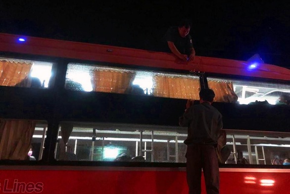 Bị lấn ngã, 3 thanh thiếu niên bắn bể kính 10 xe khách trả thù - Ảnh 1. Bị lấn ngã, 3 thanh thiếu niên bắn bể kính 10 xe khách trả thù - Ảnh 1.