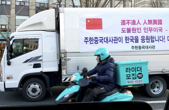Đại sứ quán Trung Quốc tặng 25.000 khẩu trang cho Daegu kèm lời Khổng Tử - Ảnh 2.