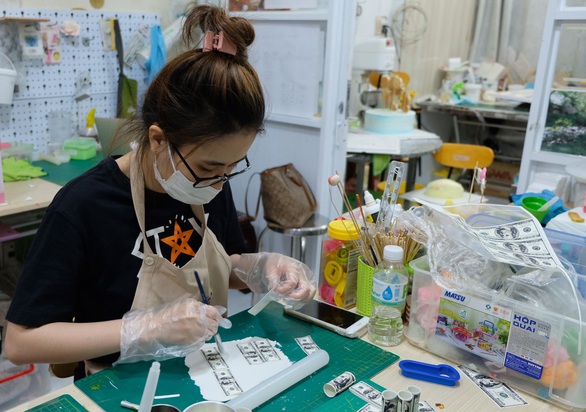 Giới trẻ săn bánh kem chuột vàng đội mũ thần tài - Ảnh 12. Giới trẻ săn bánh kem chuột vàng đội mũ thần tài - Ảnh 12.