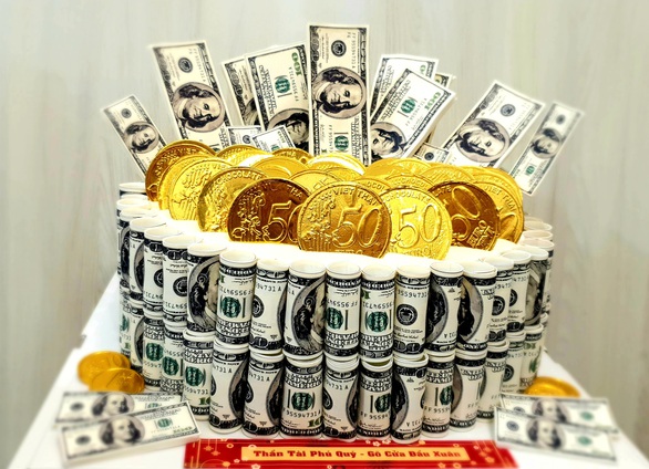 Giới trẻ săn bánh kem chuột vàng đội mũ thần tài