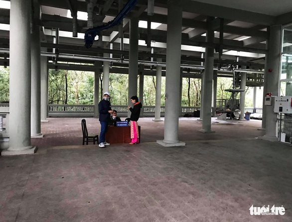 Hàng quán Yên Tử đỏ mắt tìm khách trong ngày khai hội - Ảnh 5. Hàng quán Yên Tử đỏ mắt tìm khách trong ngày khai hội - Ảnh 5.