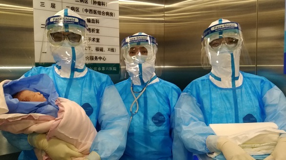 Thai phụ Trung Quốc nhiễm virus corona sinh con an toàn - Ảnh 2. Thai phụ Trung Quốc nhiễm virus corona sinh con an toàn - Ảnh 2.