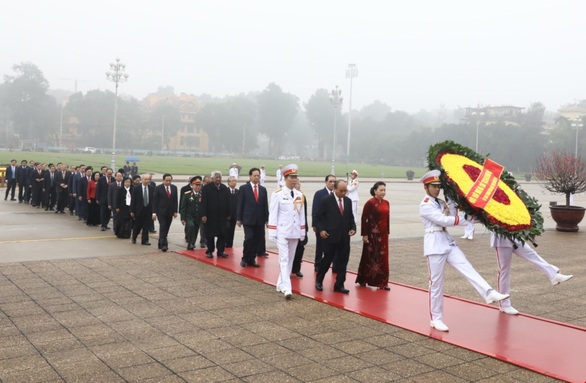 Lãnh đạo Đảng, Nhà nước vào Lăng viếng Chủ tịch Hồ Chí Minh, tưởng niệm các Anh hùng liệt sĩ - Ảnh 2. Lãnh đạo Đảng, Nhà nước vào Lăng viếng Chủ tịch Hồ Chí Minh, tưởng niệm các Anh hùng liệt sĩ - Ảnh 2.