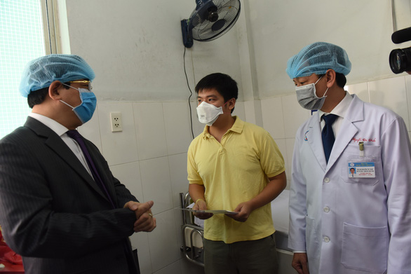 Li Zichao khỏi bệnh nhưng xin ở lại chăm sóc cha điều trị virus corona - Ảnh 2.