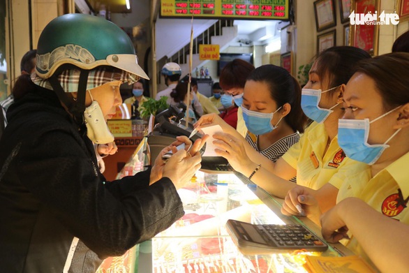 Sau ngày Thần tài, giá vàng bổ nhào, thấp hơn cả giá thế giới - Ảnh 1. Sau ngày Thần tài, giá vàng bổ nhào, thấp hơn cả giá thế giới - Ảnh 1.