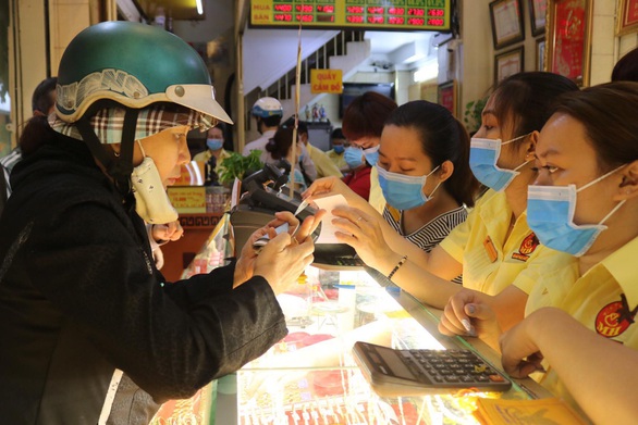 Mãi lực thấp, giá vàng trong nước về ngang giá thế giới - Ảnh 1. Mãi lực thấp, giá vàng trong nước về ngang giá thế giới - Ảnh 1.