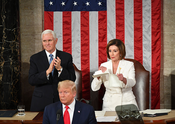 Chủ tịch Hạ viện Mỹ xé bài phát biểu của ông Trump - Ảnh 1. Chủ tịch Hạ viện Mỹ xé bài phát biểu của ông Trump - Ảnh 1.