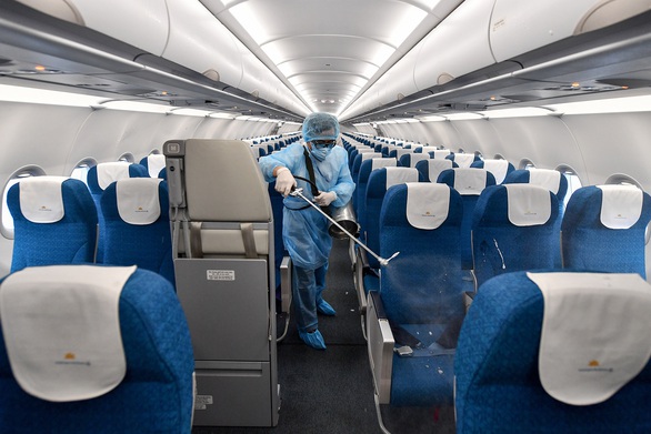 Máy bay Vietnam Airlines được khử trùng phòng dịch corona như thế nào? - Ảnh 4. Máy bay Vietnam Airlines được khử trùng phòng dịch corona như thế nào? - Ảnh 4.