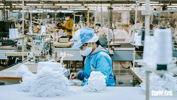 Vào nhà máy làm khẩu trang phòng virus corona, công nhân tăng ca gấp rưỡi - Ảnh 6. Vào nhà máy làm khẩu trang phòng virus corona, công nhân tăng ca gấp rưỡi - Ảnh 6.