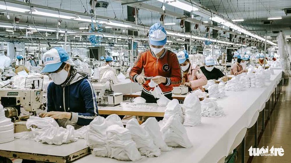 Vào nhà máy làm khẩu trang phòng virus corona, công nhân tăng ca gấp rưỡi - Ảnh 10. Vào nhà máy làm khẩu trang phòng virus corona, công nhân tăng ca gấp rưỡi - Ảnh 10.