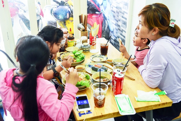 Phở cuốn, món ngon trăm nhớ ngàn thương ăn tới đâu đã đời đến đó - Ảnh 2. Phở cuốn, món ngon trăm nhớ ngàn thương ăn tới đâu đã đời đến đó - Ảnh 2.
