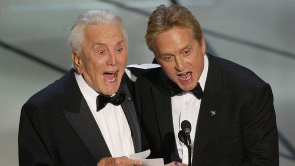 Huyền thoại điện ảnh Mỹ Kirk Douglas qua đời ở tuổi 103 - Ảnh 2. Huyền thoại điện ảnh Mỹ Kirk Douglas qua đời ở tuổi 103 - Ảnh 2.