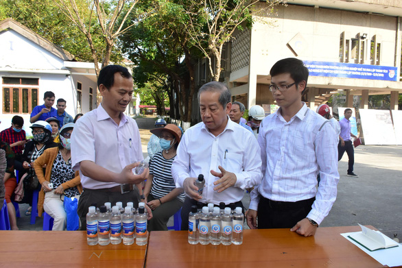 Thừa Thiên Huế hỗ trợ thầy, trò điều chế nước rửa tay diệt khuẩn miễn phí - Ảnh 1. Thừa Thiên Huế hỗ trợ thầy, trò điều chế nước rửa tay diệt khuẩn miễn phí - Ảnh 1.