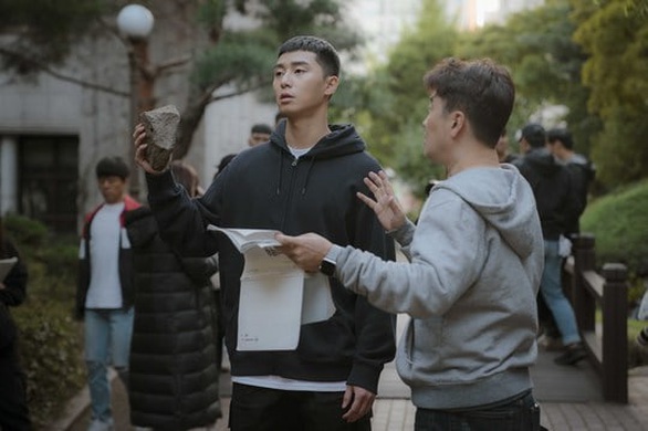 Park Seo Joon tái xuất màn ảnh với vai cựu tù nhân trong Itaewon Class