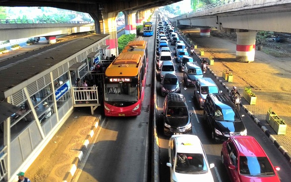 Xe buýt vẫn là vua ở Jakarta - Ảnh 1. Xe buýt vẫn là vua ở Jakarta - Ảnh 1.