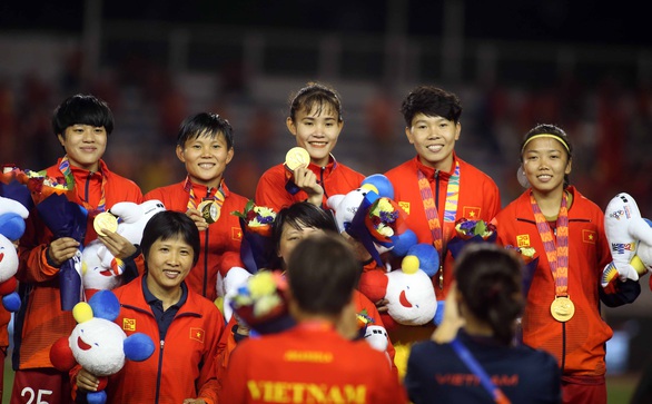 Trợ lý Kim Chi về Việt Nam chịu tang cha sau trận thắng Myanmar - Ảnh 1. Trợ lý Kim Chi về Việt Nam chịu tang cha sau trận thắng Myanmar - Ảnh 1.