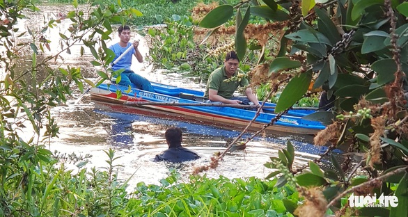 Công an lội kênh tìm vật chứng vụ Tuấn khỉ xả súng ở Củ Chi - Ảnh 3. Công an lội kênh tìm vật chứng vụ Tuấn khỉ xả súng ở Củ Chi - Ảnh 3.