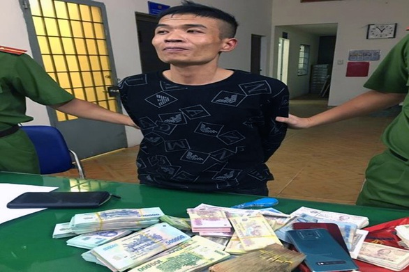 Cắt mái tôn đột nhập FPT Shop trộm hơn nửa tỉ đồng - Ảnh 1. Cắt mái tôn đột nhập FPT Shop trộm hơn nửa tỉ đồng - Ảnh 1.