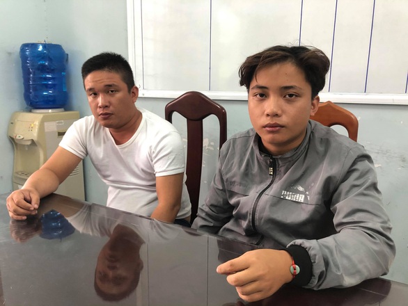 Mâu thuẫn bên bàn nhậu, 2 anh em vác dao đâm chết 2 người lúc rạng sáng - Ảnh 1. Mâu thuẫn bên bàn nhậu, 2 anh em vác dao đâm chết 2 người lúc rạng sáng - Ảnh 1.
