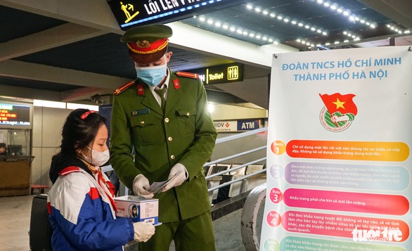 Cô bé lớp 4 chung tay tặng khẩu trang cho người dân tại bến xe - Ảnh 2. Cô bé lớp 4 chung tay tặng khẩu trang cho người dân tại bến xe - Ảnh 2.