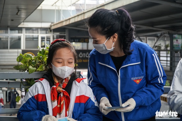 Cô bé lớp 4 chung tay tặng khẩu trang cho người dân tại bến xe - Ảnh 4. Cô bé lớp 4 chung tay tặng khẩu trang cho người dân tại bến xe - Ảnh 4.