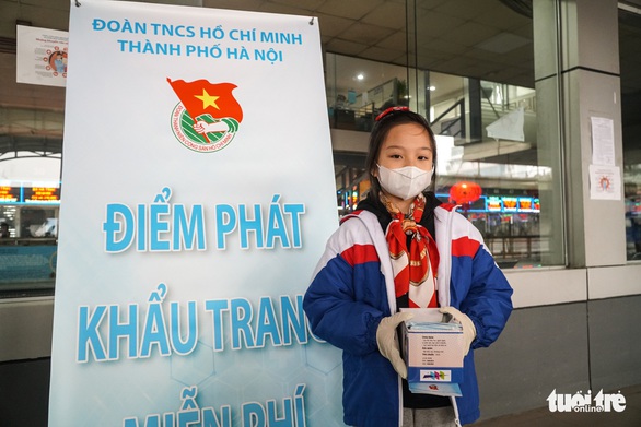 Cô bé lớp 4 chung tay tặng khẩu trang cho người dân tại bến xe - Ảnh 1. Cô bé lớp 4 chung tay tặng khẩu trang cho người dân tại bến xe - Ảnh 1.