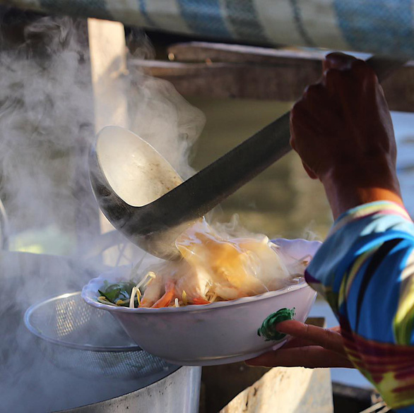 Bún nước lèo thơm mùi mắm pròhốc, ăn sao cho khỏi trớt quớt? - Ảnh 1. Bún nước lèo thơm mùi mắm pròhốc, ăn sao cho khỏi trớt quớt? - Ảnh 1.