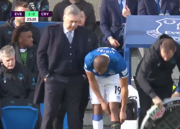 Hài hước cầu thủ Everton phải hoãn thay người vì... quên mang vớ - Ảnh 3. Hài hước cầu thủ Everton phải hoãn thay người vì... quên mang vớ - Ảnh 3.