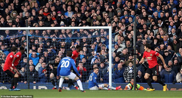 VAR giải cứu Man Utd khỏi thất bại trước Everton - Ảnh 3. VAR giải cứu Man Utd khỏi thất bại trước Everton - Ảnh 3.