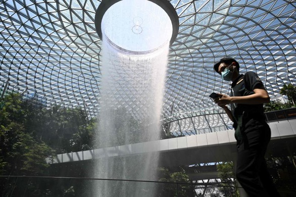 Singapore thu phí điều trị COVID-19 với người nước ngoài mỗi ca 5.000 USD - Ảnh 1. Singapore thu phí điều trị COVID-19 với người nước ngoài mỗi ca 5.000 USD - Ảnh 1.