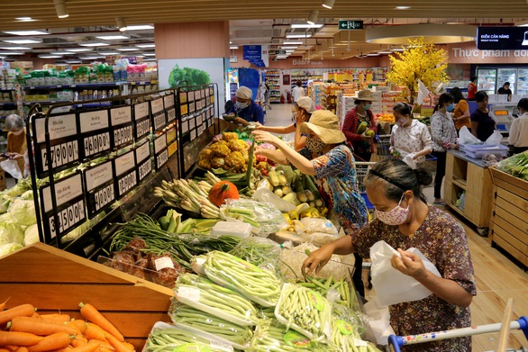 Nguồn hàng trong các siêu thị vẫn đảm bảo giữa mùa dịch - Ảnh 1. Nguồn hàng trong các siêu thị vẫn đảm bảo giữa mùa dịch - Ảnh 1.