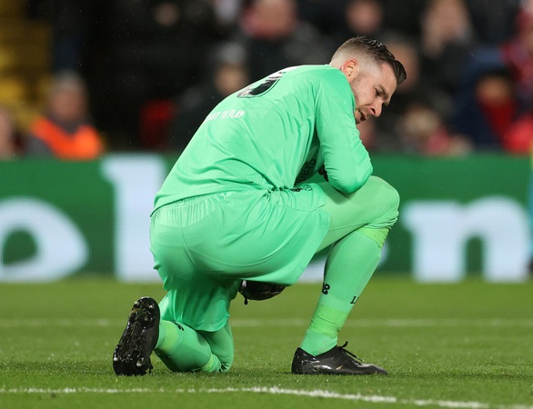 CĐV Liverpool: Thủ môn Adrian dương tính với... virus Karius - Ảnh 1. CĐV Liverpool: Thủ môn Adrian dương tính với... virus Karius - Ảnh 1.