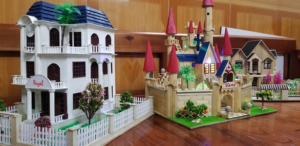 Nhà, thuyền bằng tăm tre, khách phải thuê ôtô đến chở - Ảnh 4. Nhà, thuyền bằng tăm tre, khách phải thuê ôtô đến chở - Ảnh 4.