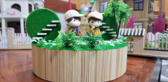 Nhà, thuyền bằng tăm tre, khách phải thuê ôtô đến chở - Ảnh 3. Nhà, thuyền bằng tăm tre, khách phải thuê ôtô đến chở - Ảnh 3.